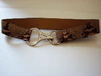 Lady belts - Lady fashion belts - 13220513 / 50, nikelj Modni ženski usnjeni pasovi so sestavljeni iz dveh plasti. Ženski usnjeni pasovi so izdelani iz govejega usnja, serija 190000. Usnjeni ženski pasovi izvedbe premium so  podloženi s pravim usnjem, v izvedbi klasik so ženski pasovi podloženi s plastjo iz recikliranega usnja.